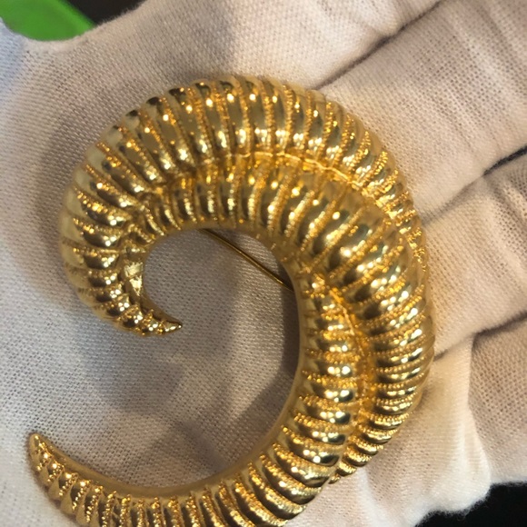 Vintage Monet gold plated broach - Picture 2 of 4